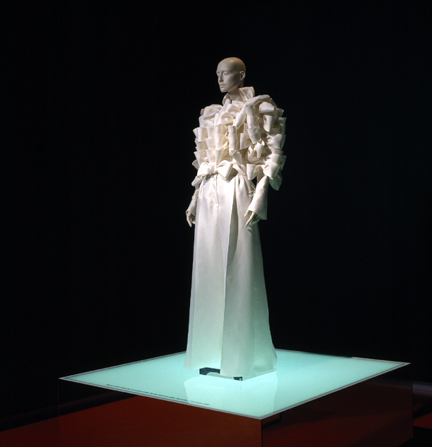 Outfit 32 (uit de collectie: White, prêt-à-porter (ready-to-wear) lente-zomer 2002)